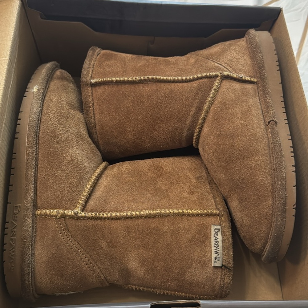 Emma youth unisex bear paw boots
Size 1